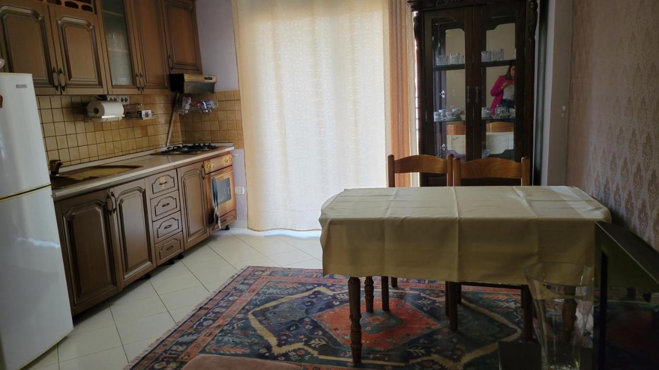 Charming Apartment Lushnjë Exteriör bild